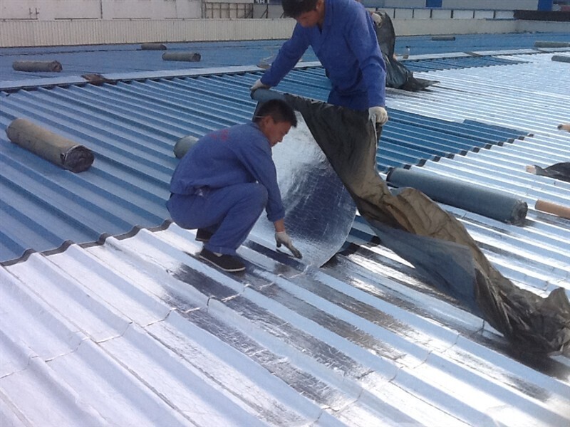 Lắp đặt xốp PE có bạc có khó không? Có cần thợ chuyên nghiệp không? 5 Xốp pe có bạc chống nóng mái tôn rất nhanh và hiệu quả, dễ thi công